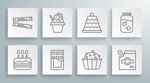 Set lijn Taart met brandende kaarsen, ijskom, chocoladereep, cupcake, snoepverpakking voor snoep, aardbeienjam pot en Suikerstokjes pictogram. Vector — Stockvector