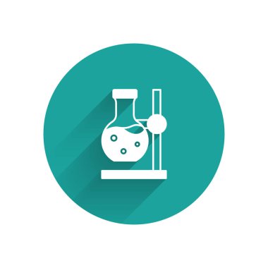 Kürsüdeki uzun gölge arkaplan izole edilmiş beyaz cam test tüpü şişesi. Laboratuvar ekipmanları. Yeşil daire düğmesi. Vektör