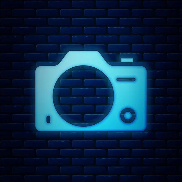 Leuchtende Neon Fotokamera Ikone isoliert auf Backsteinwand Hintergrund. Fotokamera. Digitale Fotografie. Vektor — Stockvektor