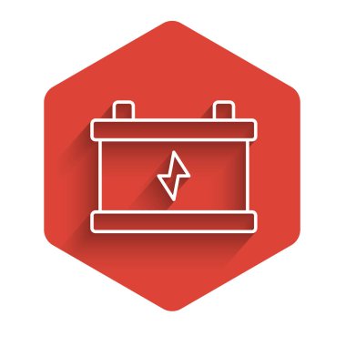 Beyaz çizgili araba aküsü ikonu uzun gölgeli. Akümülatör bataryası enerji ve elektrik akümülatörü bataryası. Kırmızı altıgen düğmesi. Vektör