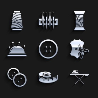 Elbiseler için dikiş düğmesi, bant ölçüsü, elektrikli ütü ve ütü masası, makas derisi, iğne iğneleri, iplik makarası ve simge ayarlayın. Vektör