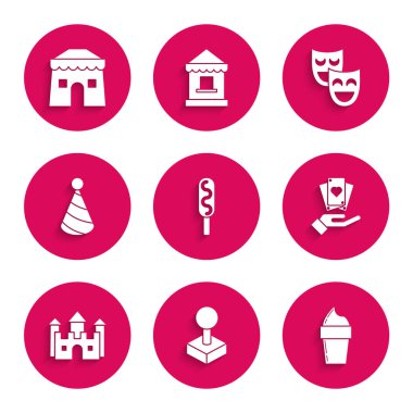 Sosisli sandviç, oyun makinesi için Joystick dondurma külahı, iskambil kağıdı, Castle, Parti şapkası, komedi tiyatrosu maskeleri ve sirk çadırı ikonu. Vektör