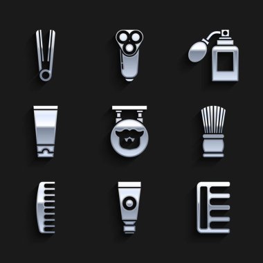 Berber dükkanı, krem ya da losyon kozmetik tüpü, saç fırçası, tıraş losyonu, tıraş losyonu, atomizer ve saç şekillendirici ile tıraş losyonu ayarlayın. Vektör