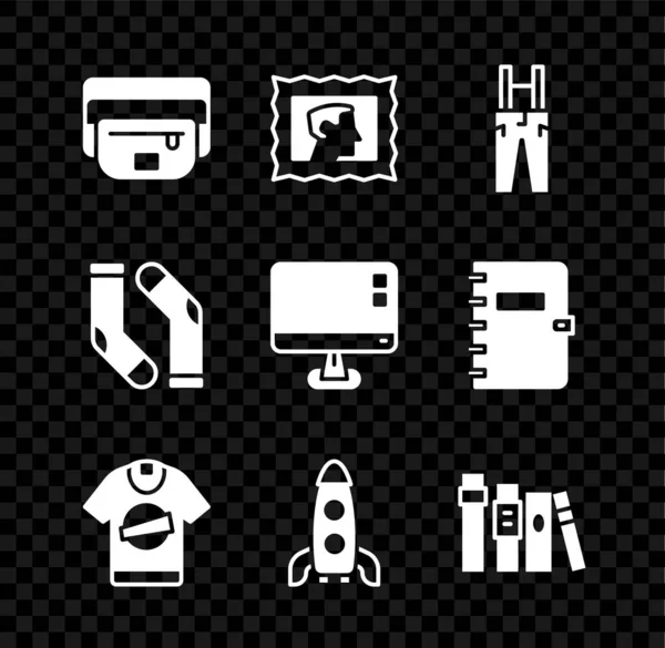 Set Marsupio di banana, timbro postale, pantaloni con bretelle, maglietta, razzo, libro, calze e icona dello schermo del monitor del computer. Vettore — Vettoriale Stock