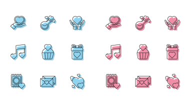 Pakette çizgi prezervatif, Sevgililer Günü Kalbi, Kalp eli, Düğün Pastası, Hediye Kutusu, Müzik Notası, Müzik Kalpleri ve Şişe Aşk İksiri. Vektör