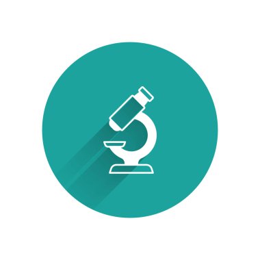 Beyaz mikroskop simgesi uzun gölge arkaplanı ile izole edildi. Kimya, ilaç aleti, mikrobiyoloji büyütme aracı. Yeşil daire düğmesi. Vektör