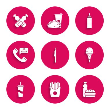 Set Bıçağı, karton pakette patates kızartması, bir şişe su ve burger, dondurma külahı, pipetli kağıt bardak, yiyecek siparişi, sos şişesi ve çapraz ikon. Vektör