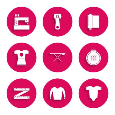 Ütü masası, süveter, bebek kıyafetleri, yuvarlak işlemeli çember, bant ölçüsü, kadın elbisesi, kumaş rulo ve dikiş makinesi ikonu. Vektör