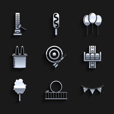 Klasik dart tahtası ve ok, bayraklı karnaval çelengi, atlıkarınca, pamuk şeker, sihirli tavşan kulakları, balon kurdelesi ve büyük çekiç ikonu. Vektör