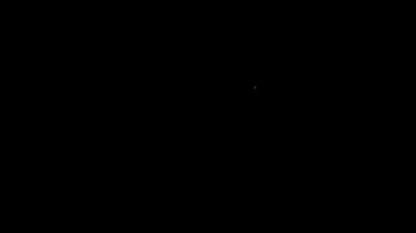 Siyah arka planda izole edilmiş waffle külahlı beyaz çizgi dondurma. Güzel sembol. 4K Video hareketli grafik canlandırması