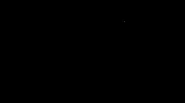 Beyaz çizgi elektrikli araba şarj istasyonu simgesi siyah arkaplanda izole edildi. Eko elektrik yakıt pompası tabelası. 4K Video hareketli grafik canlandırması