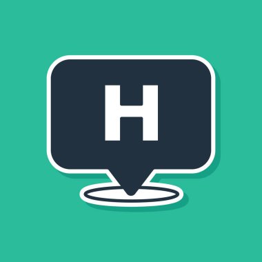 Yeşil zemin üzerinde hastane çapraz ikonu olan mavi tıbbi harita işaretçisi. Vektör