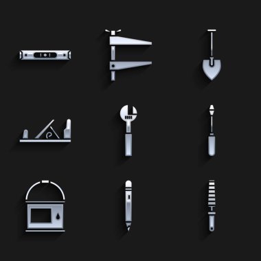 Ayarlanabilir anahtar, silgiyle kalem, tahta keski aleti, tornavida, boya kovası, tahta uçak, kürek ve inşaat baloncuğu seviye simgesi. Vektör