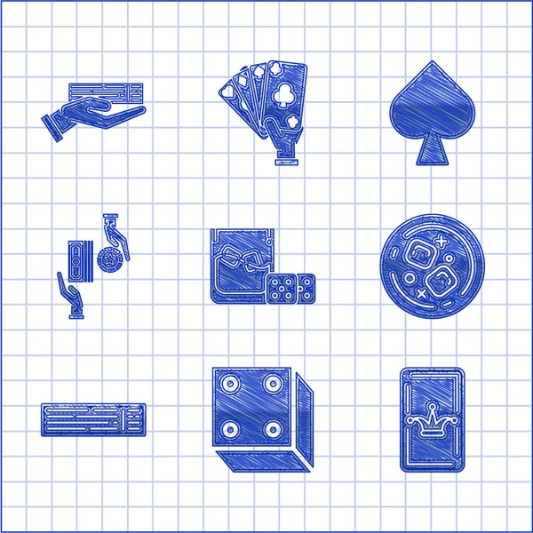 Oyun zarlarını ve buz küplü viski bardaklarını, Joker 'in iskambil kağıtlarını, Glass, Güverte kartlarını, deste dolarlarında kumarhane fişlerini, maça sembollerini ve güverte ikonunu tutan el işaretlerini ayarla. Vektör — Stok Vektör