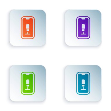 Renkli Mobil kayıt simgesi beyaz arkaplanda izole edildi. Mikrofonlu cep telefonu. Ses kaydedici uygulama akıllı telefon arayüzü. Kare düğmelere renkli simgeleri yerleştir. Vektör