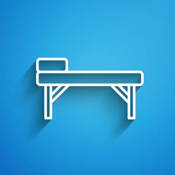 Línea blanca Icono de mesa de masaje aislado sobre fondo azul. Larga sombra. Vector — Vector de stock