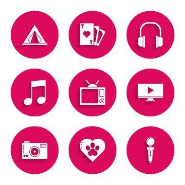 Set Television, Heart with animals footprint, Joystick for arcade machine, Online play video, Photo camera, Music note, tone, Kulaklıklar ve Turist çadırı ikonu. Vektör