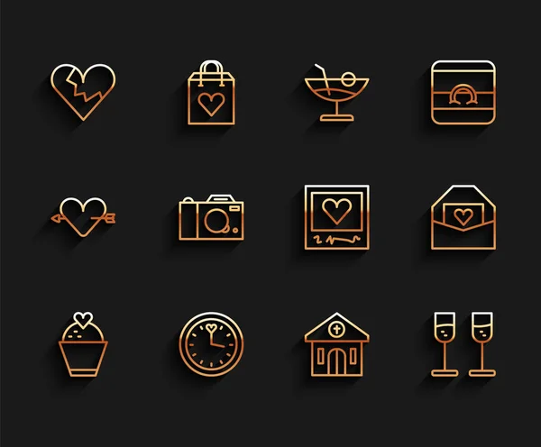 Set line Wedding cake with heart, Clock, Broken or divorce, Church building, Glass of champagne, Photo camera, Envelope Valentine and frames and hearts icon. Vector —  Vetores de Stock