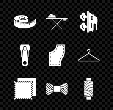 Teyp ölçüsü, elektrikli demir ve ütü masası, tekstil kumaş rulosu, dikiş ipliği makarası, fermuar ve desen simgesi. Vektör