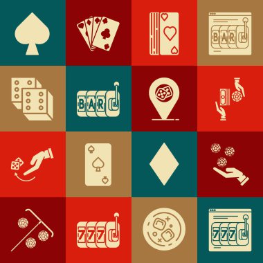 Online kumar makinesi, şanslı yedili büyük ikramiye, kumarhane fişleri, yığınla dolar, deste oyunu kartları, kumar zarları, maça sembolü ve konum ikonu içeren kumarhane değiş tokuşu. Vektör