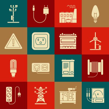 Ampere ölçer, rüzgar türbini, kömür santrali ve fabrika, elektrik prizi, ünlem üçgeni, yüksek voltaj direği hattı ve araba aküsü ikonu ayarla. Vektör