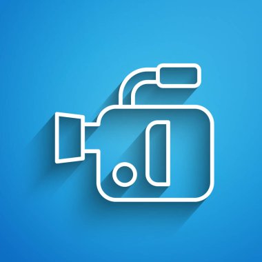 Beyaz çizgi sinema kamerası ikonu mavi arkaplanda izole edildi. Video kamera. Film tabelası. Film projektörü. Uzun gölge. Vektör