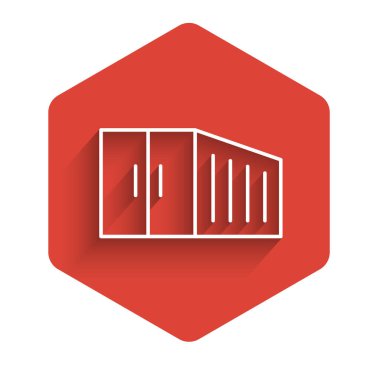 Beyaz çizgi konteyner simgesi uzun gölge arkaplanı ile izole edildi. Crane içinde kargo olan bir konteynırı kaldırıyor. Kırmızı altıgen düğmesi. Vektör