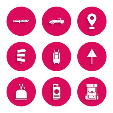 Çanta, biletli pasaport, yürüyüş sırt çantası, ünlem işareti üçgeni, kamp gaz ocağı, trafik levhası, konum ve bıçak ikonu. Vektör