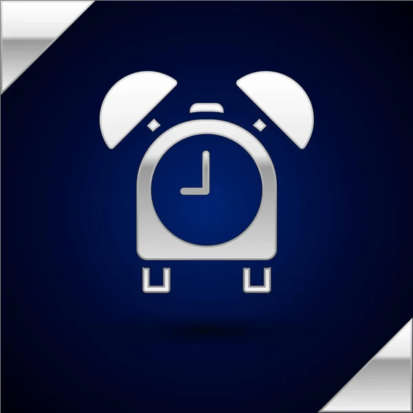 실버 알람 시계 아이콘은 어두운 파란색 배경에 분리되어 있습니다. 정신차리고 컨셉트를 잡아. 시간 표시. Vector — 스톡 벡터