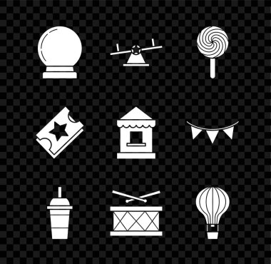 Sihirli top, tahterevalli, lolipop, kamış ve su içen kağıt bardak, davul bagetleri, sıcak hava balonu, bilet ve gişe simgesi. Vektör