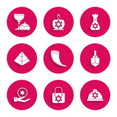 Geleneksel koç boynuzu, Shofar, yıldız David, Yahudi kippah, Hanuka dreidel, bozuk para el, Mısır piramitleri, para ve bardakta Hanuka sufganiyot ikonu. Vektör