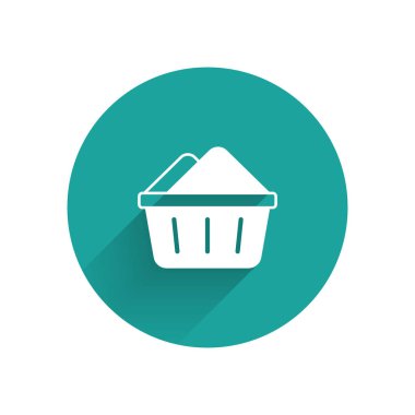 Sabun köpüklü beyaz plastik leğen uzun gölge arkaplan izole edilmiş. Sulu kase. Çamaşır yıkama, temizlik malzemeleri. Yeşil daire düğmesi. Vektör