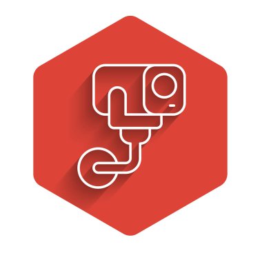 Beyaz çizgi güvenlik kamerası ikonu uzun gölge arkaplanı ile izole edildi. Kırmızı altıgen düğmesi. Vektör