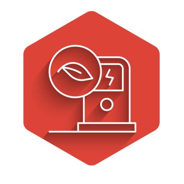 Beyaz çizgi elektrikli araba şarj istasyonu ikonu uzun gölge arkaplan izole. Eko elektrik yakıt pompası tabelası. Kırmızı altıgen düğmesi. Vektör