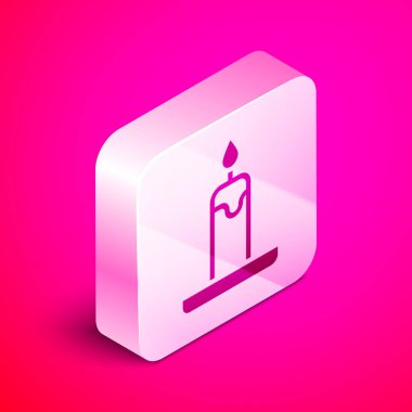 Pembe arka planda izole edilmiş, mum ikonunda yanan bir mum. Silindirik mum çubuğu ve yanan ateş. Gümüş kare düğme. Vektör.