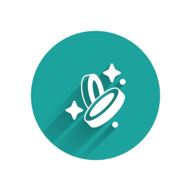 Beyaz Korsan madeni para simgesi uzun gölge arkaplan izole. Yeşil daire düğmesi. Vektör