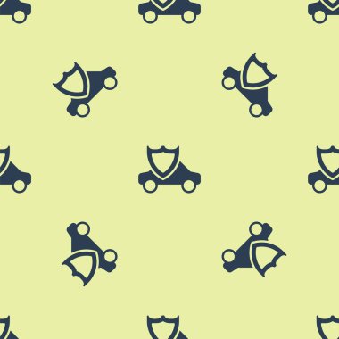 Kalkan ikonuna sahip mavi araba sarı arka planda izole edilmiş pürüzsüz desen. Sigorta konsepti. Güvenlik, güvenlik, koruma, konsept koruma. Vektör