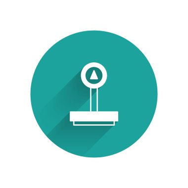 Beyaz Ölçekli simge uzun gölge arkaplanı ile izole edildi. Lojistik ve teslimat. Dağıtım paketinin ağırlığı bir ölçekte. Yeşil daire düğmesi. Vektör