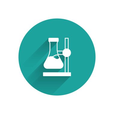 Kürsüdeki uzun gölge arkaplan izole edilmiş beyaz cam test tüpü şişesi. Laboratuvar ekipmanları. Yeşil daire düğmesi. Vektör