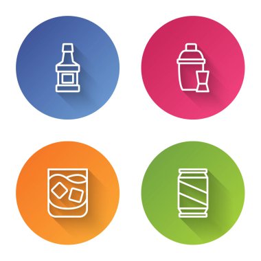 Viski şişesi, kokteyl karıştırıcı, bir bardak viski ve bira. Renkli daire düğmesi. Vektör