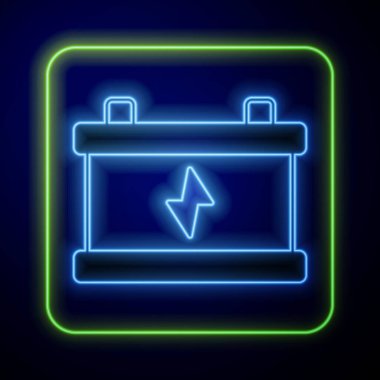 Parlayan neon araba akü ikonu mavi arka planda izole edildi. Akümülatör bataryası enerji ve elektrik akümülatörü bataryası. Vektör.