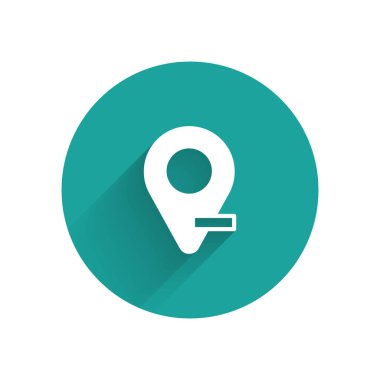 Beyaz Harita iğne simgesi uzun gölge arkaplanı ile izole edildi. Navigasyon, işaret, konum, harita, GPS, yön, yer, pusula, arama konsepti. Yeşil daire düğmesi. Vektör