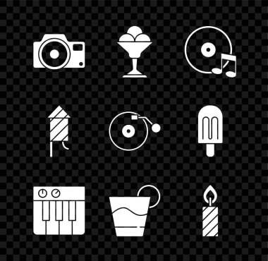 Fotoğraf makinesi, kasede dondurma, vinil disk, müzik sentezleyicisi, kokteyl, doğum günü pastası mumları, havai fişek roketi ve ikonlu oyuncu. Vektör
