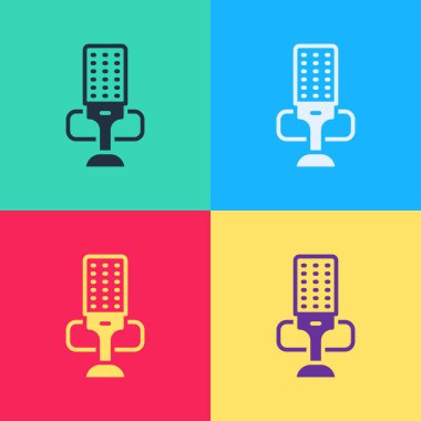 Pop Art Mikrofon simgesi renk arkaplanında izole edildi. Radyodaki mikrofondan. Sözcü işareti. Vektör.