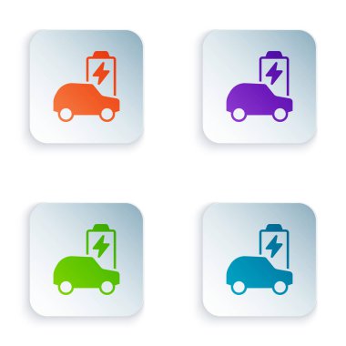 Renkli elektrikli araba ve elektrik kablosu şarj ikonu beyaz arka planda izole edildi. Yenilenebilir ekolojik teknolojiler. Kare düğmelere renkli simgeleri yerleştir. Vektör