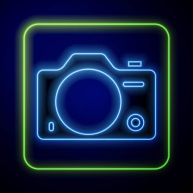 Parlayan neon fotoğraf makinesi ikonu mavi arkaplanda izole edildi. Foto kamera. Dijital fotoğrafçılık. Vektör