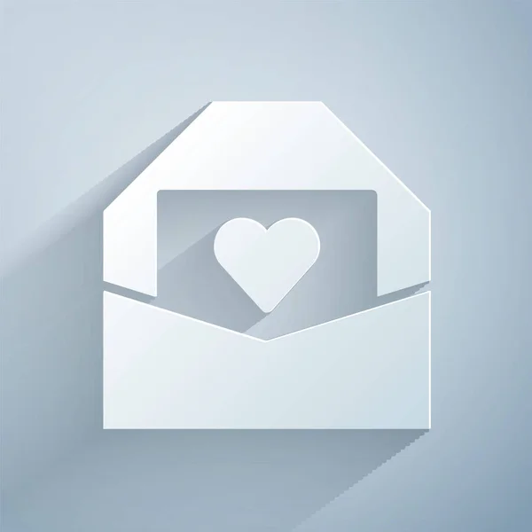ペーパーカットグレーの背景にバレンタインハートアイコンでエンベロープ 愛のメッセージ 手紙の愛とロマンス 紙のアートスタイル ベクトル — ストックベクタ