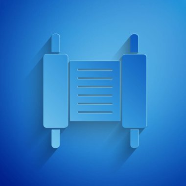 Kağıt kesiği Tevrat kaydırma simgesi mavi arkaplanda izole edildi. Genişletilmiş Yahudi Tevrat 'ı. David 'in Yıldızı sembolü. Eski parşömen tomarı. Kağıt sanatı tarzı. Vektör.