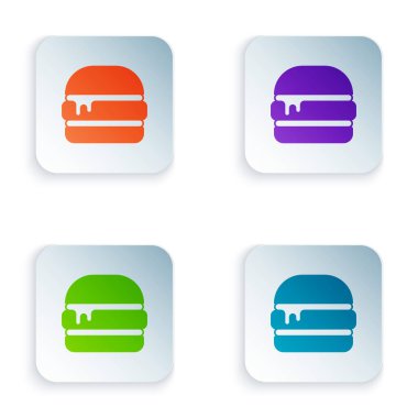 Renkli Burger simgesi beyaz arkaplanda izole edildi. Hamburger ikonu. Çizburger sandviç tabelası. Fast food menüsü. Kare düğmelere renkli simgeleri yerleştir. Vektör