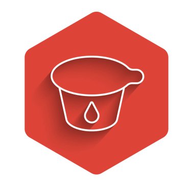 Beyaz çizgi Yoğurt kabı ikonu uzun gölgeli izole edilmiş. Plastik bardakta yoğurt. Kırmızı altıgen düğmesi. Vektör.